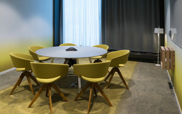 RADIAL meeting table