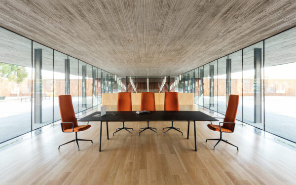 RADIAL meeting table