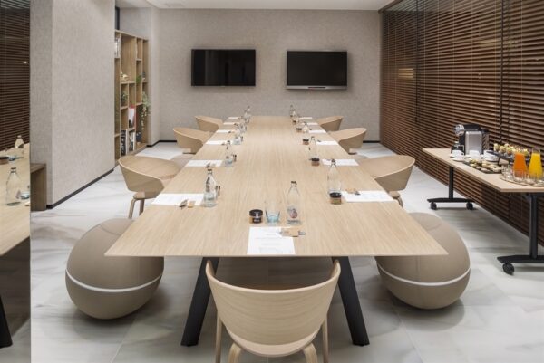 RADIAL meeting table